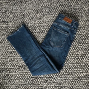 Ett par demin jeans ifrån Vero Moda i stl 36 - Ett par jätte fina lite utsvängda jeans ifrån Vero Moda i stl 36💙Dom kommer då inte till användning då dom är lite kostat i benen för mig💕 säljer som för 140kr+ frakt💘