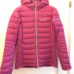 Peak Performance dunjacka M - Varm dunjacka modell ”Blackburn”. Liten i storleken, mer som S/M. Använd enstaka gånger så i nyskick.