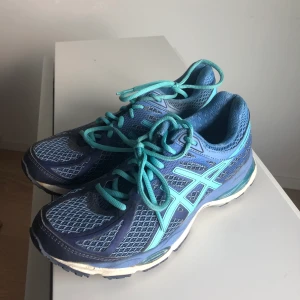Joggingsko Asics  - Knappt använda joggingskor av märket Asics. Storlek 39.  Skickar med postnords spårbara tjänst