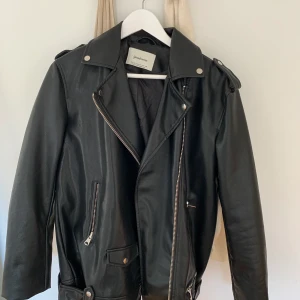 Oversize skinnjacka  - En oversize skinnjacka, aldrig använd. Inte min stil. 500kr eller bud! Nypris 1300kr