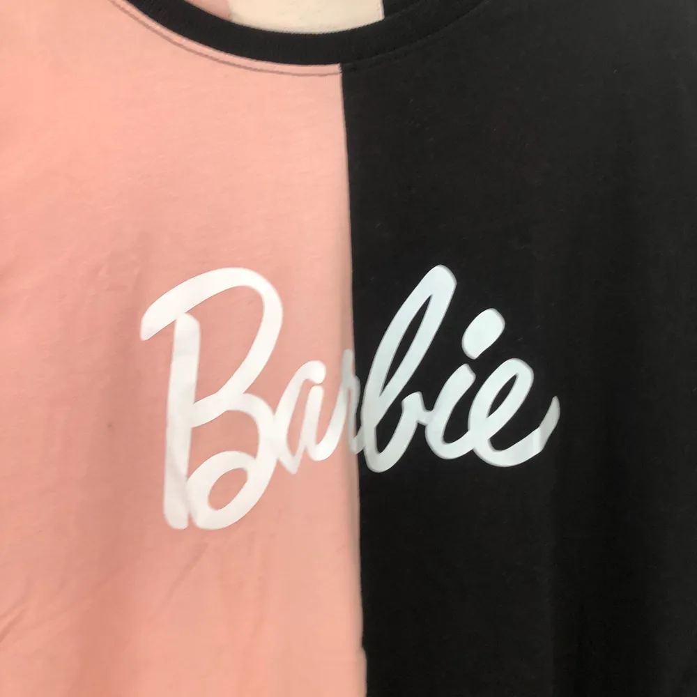 EJ TILLGÄNGLIG JUST NU En t-shirt från Missguided x Barbie i rosa och svart med en oversized fit. Frakt betalas av köparen. Skriv gärna om du har några frågor✨. T-shirts.