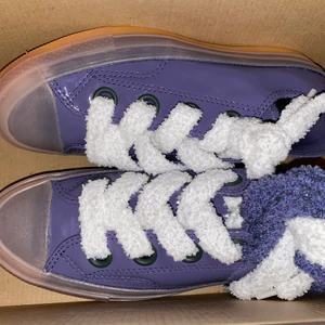 Converse Chucks Big Eyelet OX helt oanvända - Säljs för 500kr men priset går att diskutera vid snabb affär. Dessa är Converse Chucks Big Eyelet OX, dessa är limited edition I färgen lila med vita snören. De är aldrig använda, fick de i pressutskick och fick aldrig något bruk på de. De är unisex så de funkar för både män och kvinnor, de är i storlek 36,5.