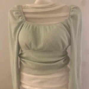 Tröja Gina storlek s  - Skit fin grön ish tröja från Gina i storlek s säljer pga av har 2 