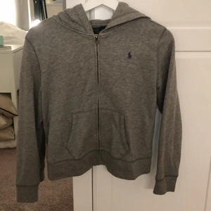 Ralph Lauren zipper  - Grå Polo Ralph Lauren zipper. Jättefin och skönt material. I storlek XL (barn), passar XXS/XS/S och kanske M. Orginalpris 799kr - säljer för 160kr.