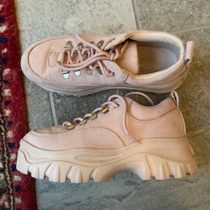 Nya rosa sneakers - Använda 1-2 gånger så de är som nya! Strl. 37. 100kr exklusive frakt eller högsta bud.