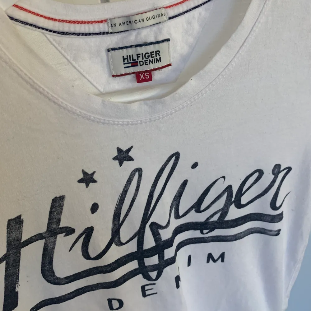 Säljer denna snygga T-shirt från Tommy Hilfiger då den inte kommer till användning.. strl xs. Fint skick! Pris + frakt.. T-shirts.