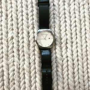 Marc by Marc Jacobs klocka mbm1214 - Marc jacobs klocka Mbm1214. Använd men i fint skick.💖 Armbandet kan behöva bytas eventuellt. Nytt batteri. Köparen betalar frakten 📦 Nypris 2439:-