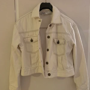 Jacka ifrån Zara - Säljer denna superfina jacka ifrån Zara, köpt förra sommaren men inte använd så jättemycket! Köpt för 399kr, köparen står för frakten🥰