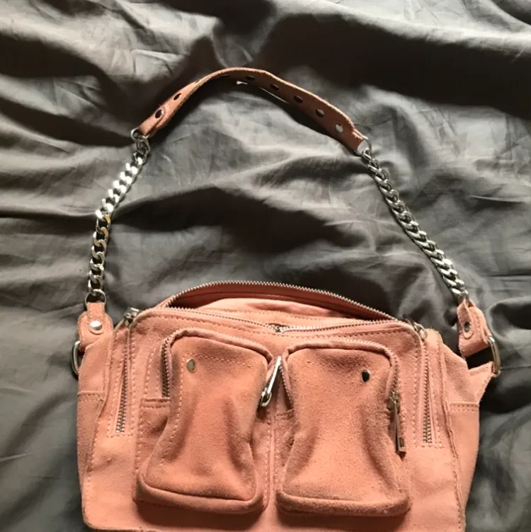 Säljer min näst intill nya nunoo väska som är lite rosa aprikos aktig. Köpt för 1600kr. Köpare står för frakt. Modellen heter Ellie, och skriv för fler bilder eller frågor mm. Väskor.
