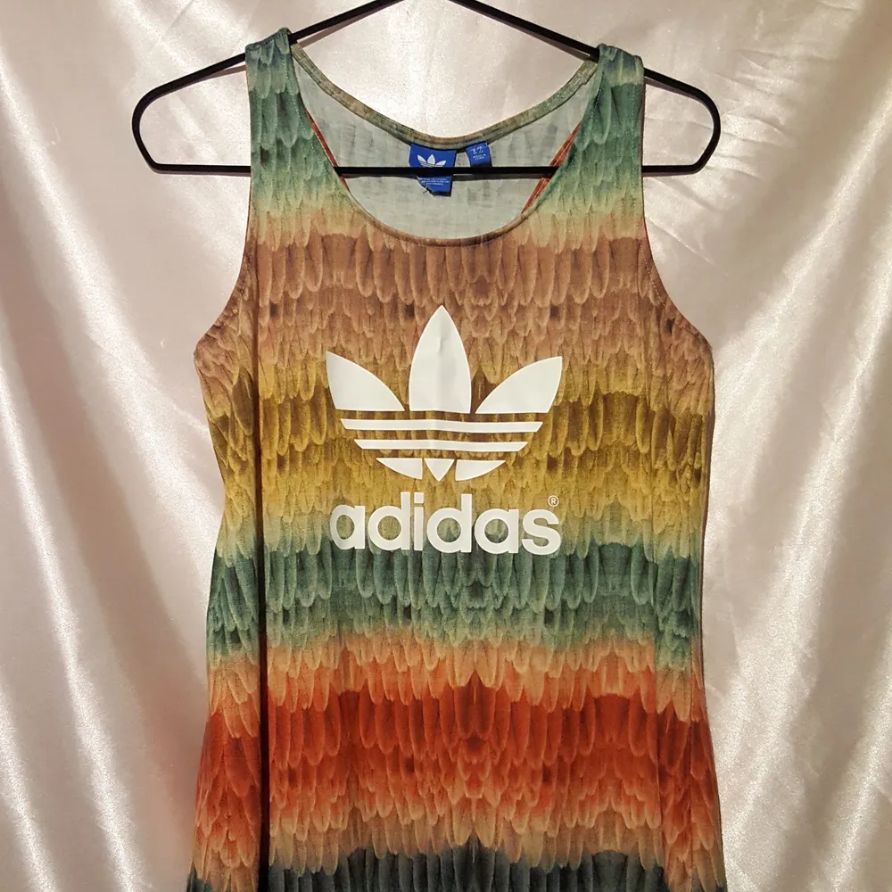 ~20% TIDIGARE 90KR/NU 70KR~ 🦋FEATHER / WAVE MULTICOLOR PRINTED DRESS TOP FROM ADIDAS.  ▪Size EU 36 / UK 10 / US S ▪Condition 9/10   🙋🏽‍♀️My measurements ▪Height 161cm / 5'3