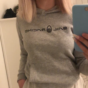 Sail racing hoodie - bra skick, nästan oanvänd, köpt på kidsbrandstore men säljer pågrund av för liten. kom privat för bättre bilder. original pris 699 kr.