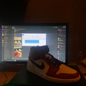 Nike air Jordan 1 mid Chicago 2020 - Helt nya (DSWT) Storlek 43 Slutsålda överallt Har kvitto från JDSPORTS