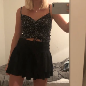 Svart volangkjol - Jättefin volangkjol från Bikbok, aldrig använd. Frakt ingår ej🌟