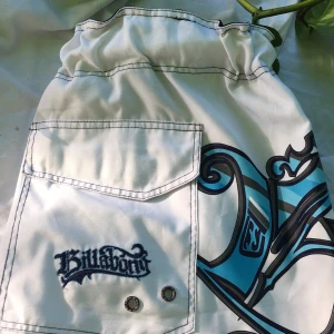 insydda billabong byxor - insydda billabong badbyxor. helt utan någon snörning. storlek 38, tight 40. 