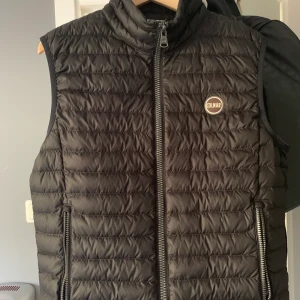 Colmar Väst (nyskick) - Tjena. Säljer min Colmar väst som är i nyskick. Köpte den innan sommaren och har inte använt den då det varit för varmt. Köpt ny för 2200:- 