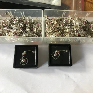 Titan navelpiecing - Tillfälligt pris!!!! 65kr för en titan navelpiecing med hänge!!!! Sjukt erbjudande! Välj mellan dessa TRE!! modeller. VI SKICKAR I SMÅ LÅDOR! Titan är ett helt nickelfritt ämne som inte häller innehåller spår av nickel. Det är ett godkänt ämne för kroppen och ska då inte heller kunna skapa en allergisk reaktion. Sorteras där med inte bort av kroppen och är mycket bra att använda.