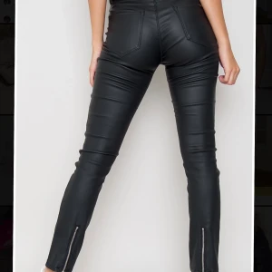 Skinnbyxor med detaljer  - Ett par skitsnygga skinnbyxor som tyvärr inte kommit till användning. Prislapp kvar. Strl L på plagget men skulle säga att dem sitter mer som M. Frakten är prioriterad 