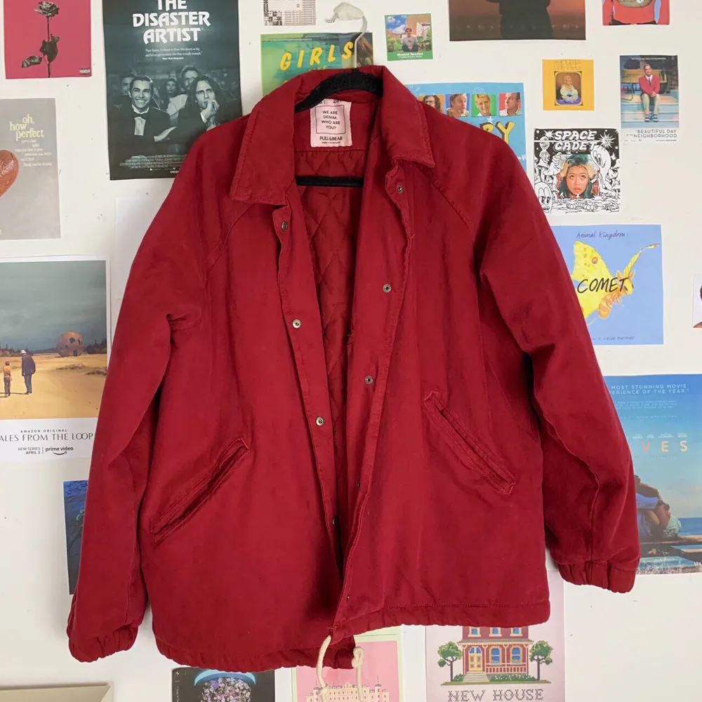 From Pull&Bear, the jacket is thick and warm worn well in the cold weather. Bought it a year ago, it is fairly new and the colour is still vibrant. Size M but fits as a baggy S as well. Attached photos from P&B web cause she wears it better than me.. Jackor.