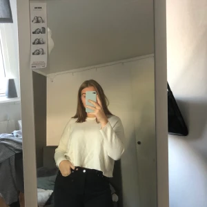 Tröja 🤍 - Superfin och skön krämfärgad vit tröja från Zara 🤍🤍🤍 Den är lite croppad och i storlek M men kan passa de flesta beroende på hur man vill att den ska sitta 🤍 Köpare står för frakten! Använd fåtal gånger!!
