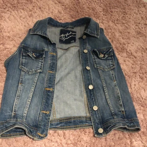 Jeans väst stl 36 - Köpt från ginatricot. Har 6 knappar och två fickor. Storlek 36. Ganska liten i stl.