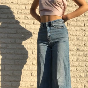 Vida jeans - Snygga vida jeans från vero Moda. Sparsamt använda. Spårbar frakt tillkommer på 63kr. Storlek 25. Kontakta via dm för frågor. BUDA!!!!