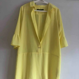  - Gul från från Zara i storlek M. Knappt använd och i fint skick. Skickas i blå påse. 200 kr inkl frakt 📦 