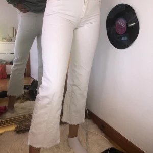 Vita jeans  - Snygga vita jeans från mango, bra kvalitet.