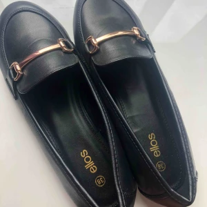  - Loafers från Ellos, helt oanvända pga fel storlek. Passar en 37a bättre. 