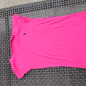 Ralph Lauren t-shirt - Säljer den fina t-shirt från Ralph Lauren i strl XL (barn strl) som motsvarar ungefär xs/s. Mycket fint skick