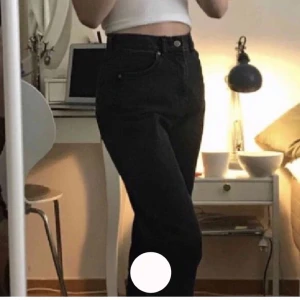 Jeans - Jättefina svarta jeans från dr denim! Jeansen är köpa på plick men jag skulle säga att de är i nyskick. Storleken är 25/30 men skulle säga att de sitter ungefär som ett par 34or. Lånade bilder från tidigare säljare!