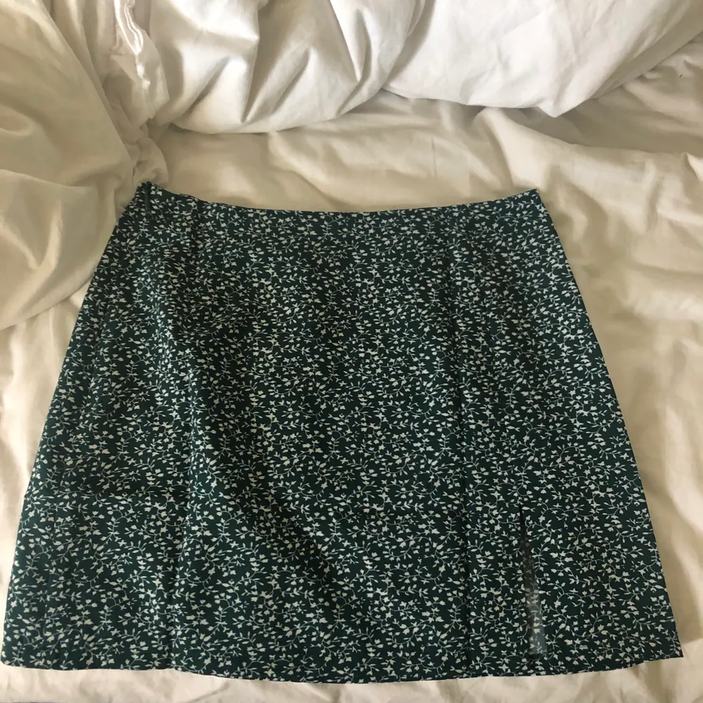 En jätte fin kjol från shein, helt ny! Fick hem den idag, har dock nästan en likadan till så valde att sälja denna, hör av er för mer info! Köparen står för frakt 🥰. Kjolar.