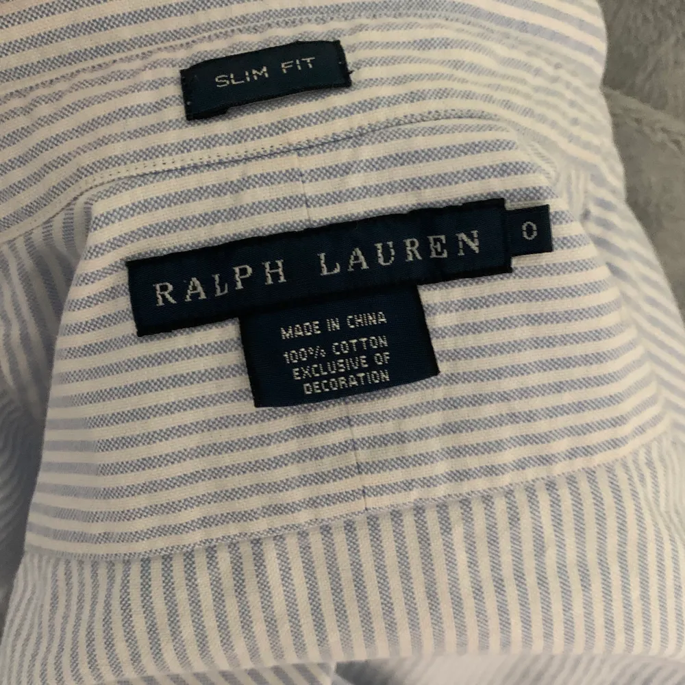 En så fin Ralp Lauren skjorta, som går att styla jätte fint tex bild 2! Köptes för 1200kr på Ralp lauren såklart äkta! ⚡️. Skjortor.