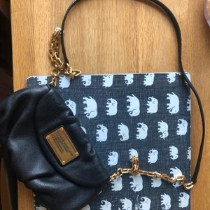 MARC JACOBS CLASSIC Q KARLIE CROSSBODY - Varsamt använd, inköpt för ca 3år sen på Jackie i Täby centrum(tyvärr inget kvitto kvar). Nypris 1800.