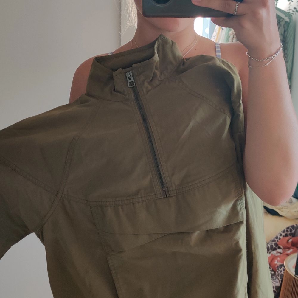 As cool pullover ifrån Zara. Passar jättebra till sena kvällar ute såhär på sommaren. Storlek S, men är lite oversized skulle jag vilja säga. Använd bara en gång, så i helt nytt skick! Färgen är militärgrön. Fraktar gärna, frakten ligger på ca 44kr. ☺️. Jackor.