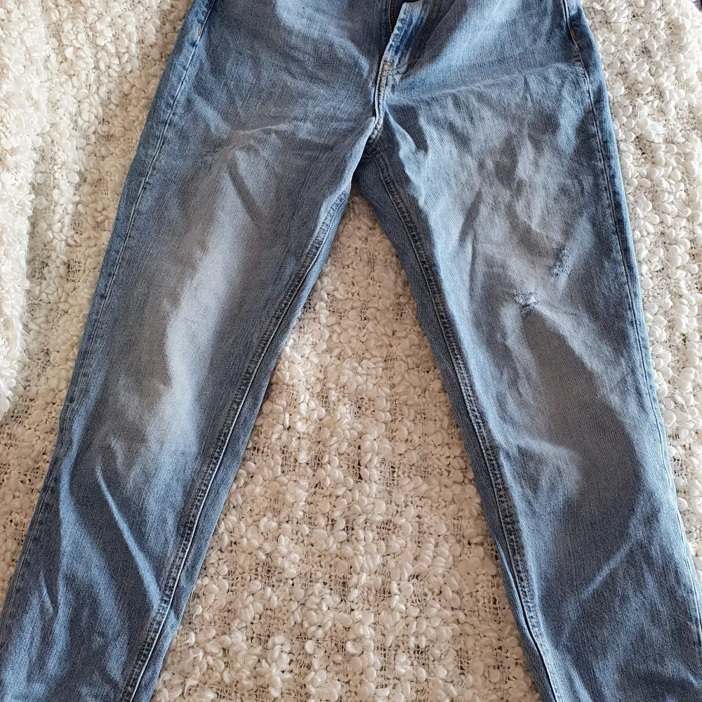 Snygga boyfriend jeans från Pieces, storlek M (sitter dock mer som S). Inte använda på ett bra tag då de är för stora för mig, därav i väldigt bra skick! Kan mötas upp i Uppsala/Stockholm, skickas annars mot fraktkostnad.🥰. Jeans & Byxor.