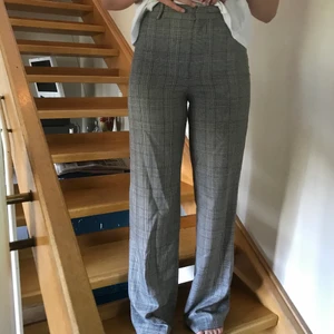 Vida kostymbyxor - Perfekta kostymbyxor från zara som tyvärr inte kommer till användning längre. Perfekta för någon lite längre, eller någon som gillar en oversized-fit! Storlek XS, men passar även mig som har S. Köparen står för frakt, kan även mötas upp i Stockholm 🥰 