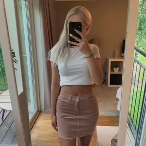 Manchesterkjol - Säljer nu min fina kjol i ”smuts rosa” Manchester då den blivit lite liten och inte används! Superskönt och fin💕 använd men ändå bra skick. Skulle säga att den är som en XS i storleken. Säljer för 100kr (+frakt) 💫