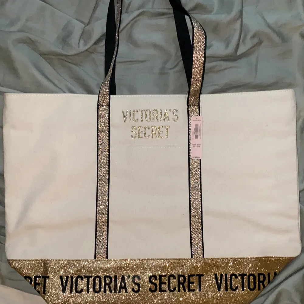 Helt oanvänd strand väska från Victoria secret. Väskor.
