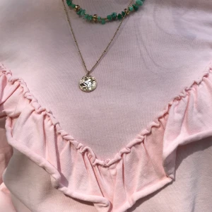 Gina Tricot ljusrosa blus  - Gina Tricot ljusrosa tröja i XS men även passar till S och M.Väldigt fin men använd få gånger. Jätte fin stick. Frakt tillkommer