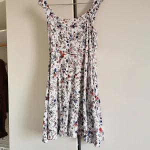 Jaqueline de Yong strl 40 - Fin blommig sommarklänning i strl 40. Den är för stor för mig då jag har gått ner i vikt så tänkte sälja. Den är superskön o fin att ha på sig när det är varmt. 👌