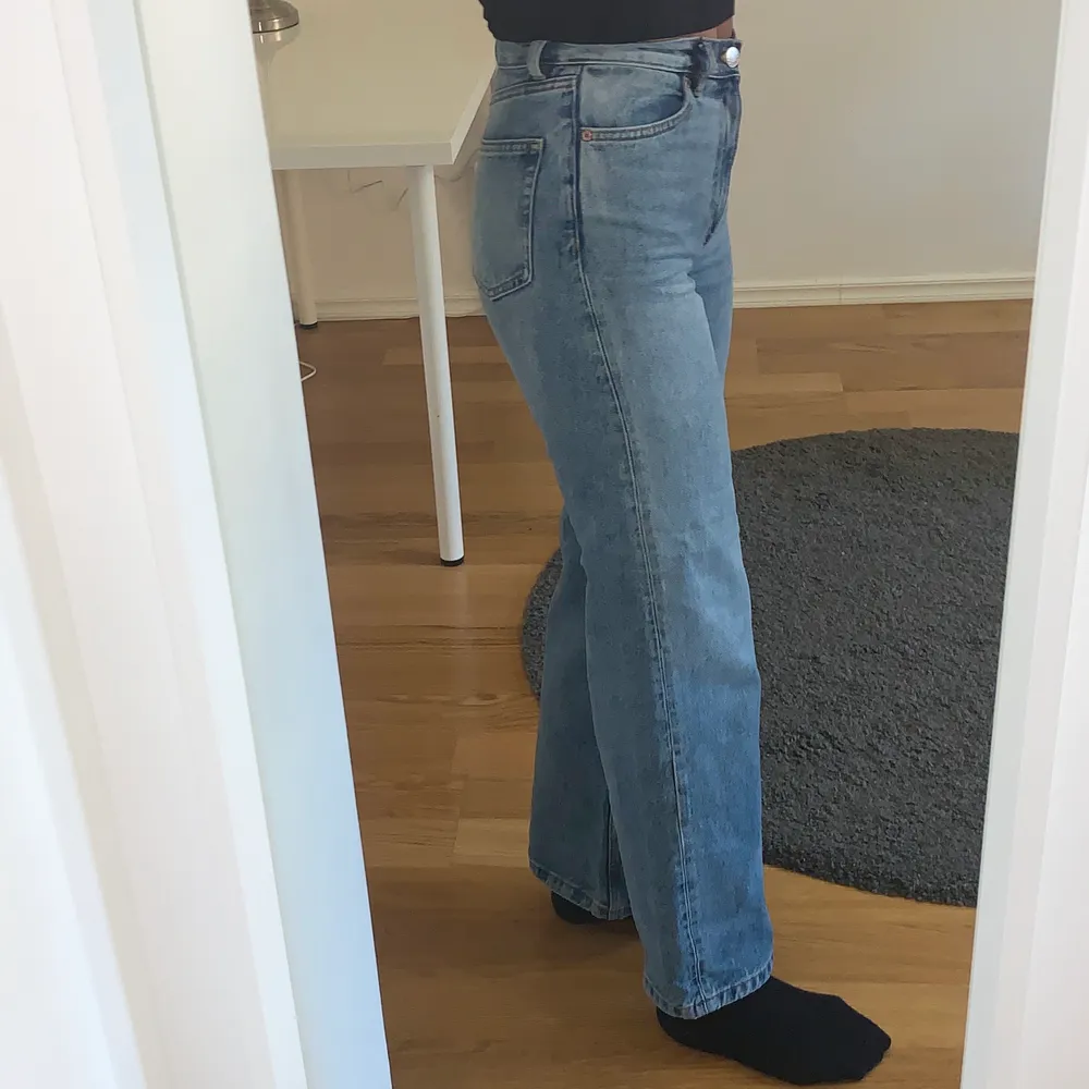 populära vida jeans från monki i modellen yoko, färgen är i ”mid blue”. jag är runt 1,72m och de går nästan ner i golvet på mig. använda fåtal gånger och är därför i väldigt bra skick! nypris: 400 kr. köparen står för frakten🦋💙. Jeans & Byxor.