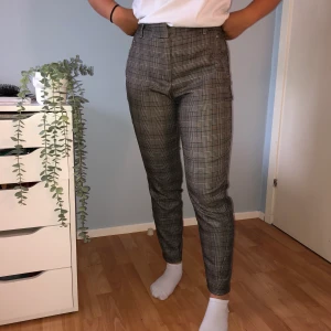 Kostymbyxor - Tunna mjukis kostymbyxor i rutigt mönster! ✨ Min vän på 160cm fick agera modell av att jag fann dem för korta! 