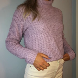 Lila Polo - Pastell lila färg som är inne nu✨ Sticks inte alls, är endast varm och mysig 💜