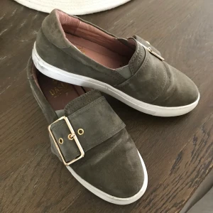 Sneakers  - Super fina skor från daska i jätte bra skick, endast använda en gång. Det enda är att ena ringen är silver istället för guld (se andra bilden), de var så när jag köpte de. Frakt 80kr