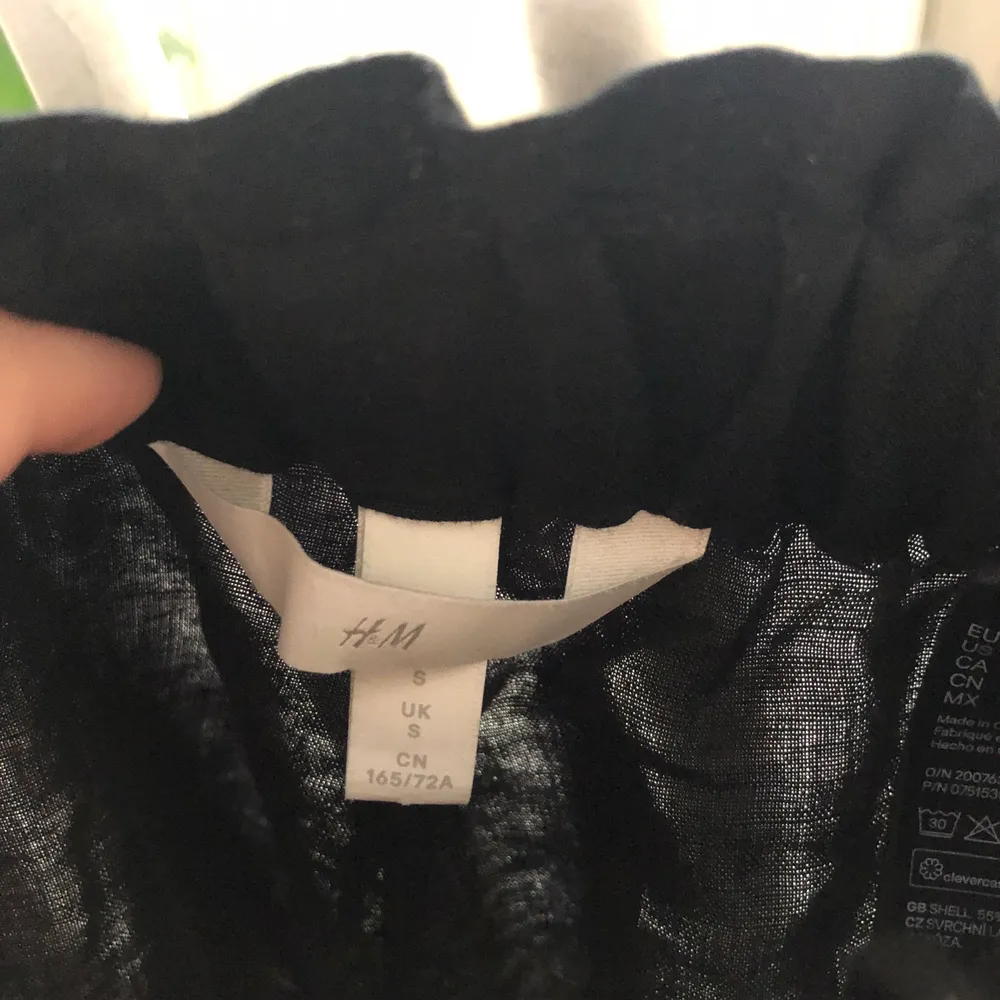 Svarta shorts i det älskade materialet ”linne” som endast är provade! Från H&M, storlek S. Resår i midjan och två fickor på framsidan! Frakten ingår! 🥰😍. Shorts.