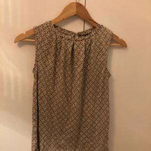 Blus STOCKH LM | XS - Säljer min oanvända blus från STOCKH LM/MQ då färgen inte passade mig och blusen inte satt fint på min kropp. Endast provad och köpt under april 2020.