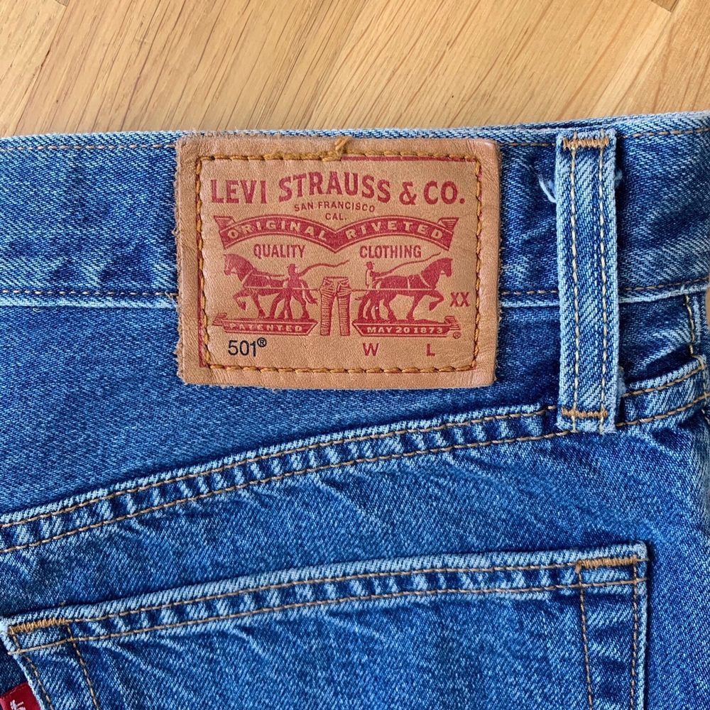 Assnygga Levis 501 shorts som tyvärr är lite för små för mig nu🥺 skulle säga att de passar nån som har S vanligtvis🌺🌺använda men i bra skick💫✨✨ nypris ca 550kr. Shorts.