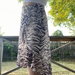 Zebrakjol - jättefin kjol från bikbok i lila svart och vitt mönster! Kjolen har en slits och knyts som en omlott kjol, vilket gör att den sticker ut lite🥰Kan frakta mot betalning eller mötas i Lund/Malmö❤️