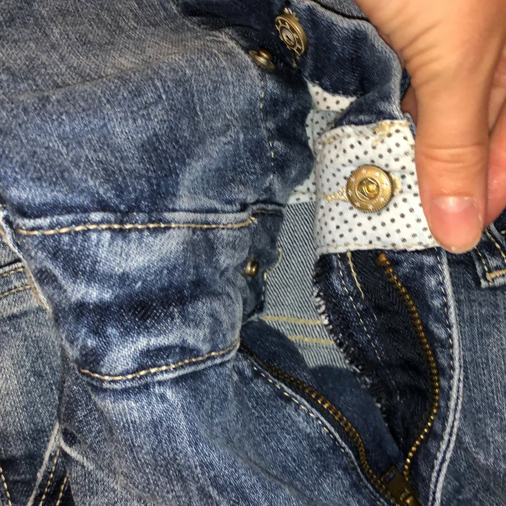 Fina hängsle shorts, jeans material och blå jeansmärke med prickigt på insidan. Blixtlås och knappar. Bra skick. Storlek 158-164 men passar som xs. Köparen står för frakt.. Övrigt.