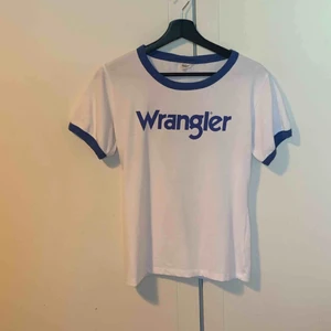  - Wranglee T shirt, strl M. Frakten är exkluderad, men köparen får stå för den! 👄
